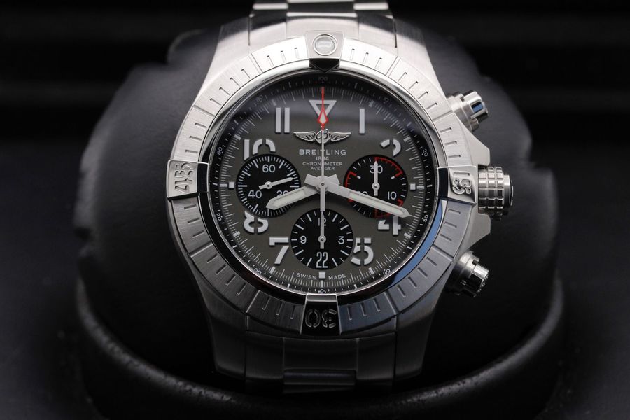 Breitling Avenger B01 Chronograph AB0182